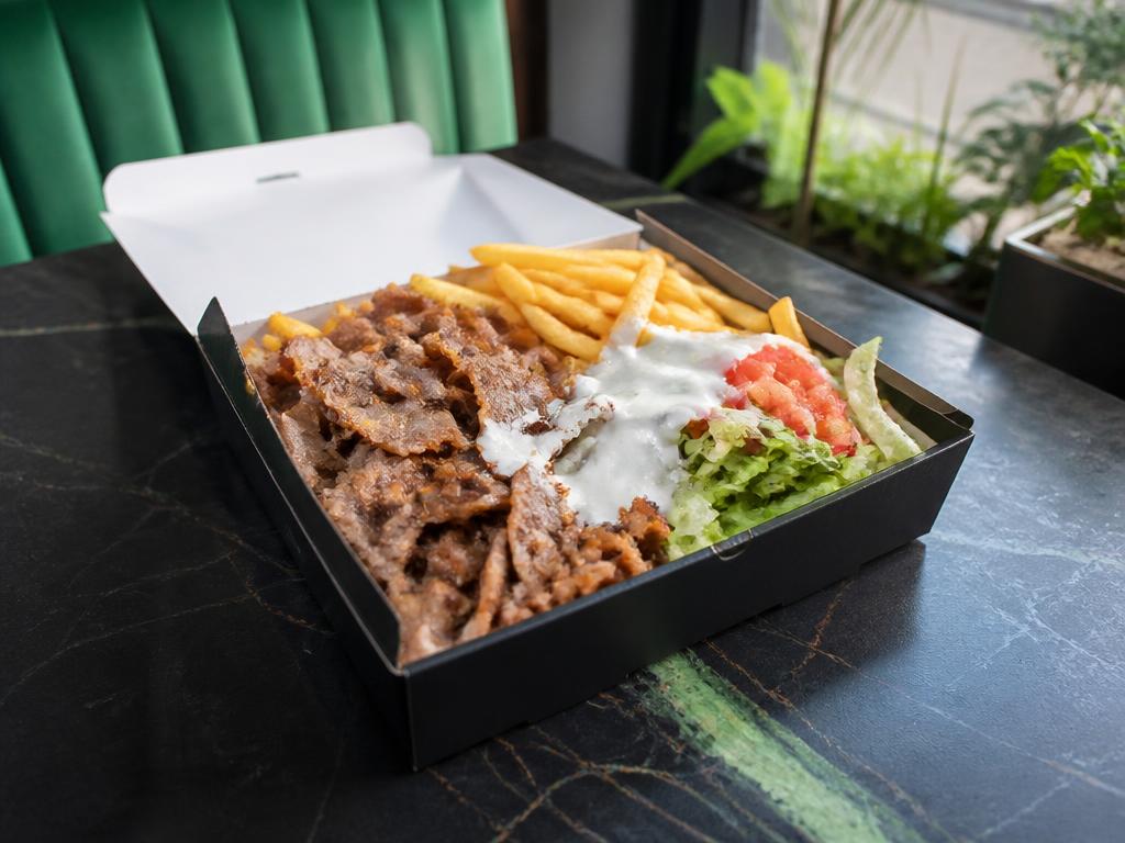 Kebab box con carne, patatine, insalata e salsa